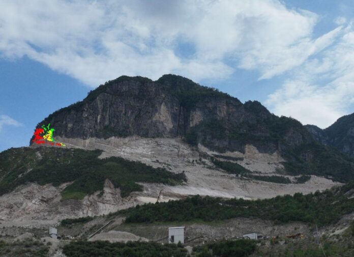 parete la gioia in movimento, chiusa la strada provinciale 350 valdastico