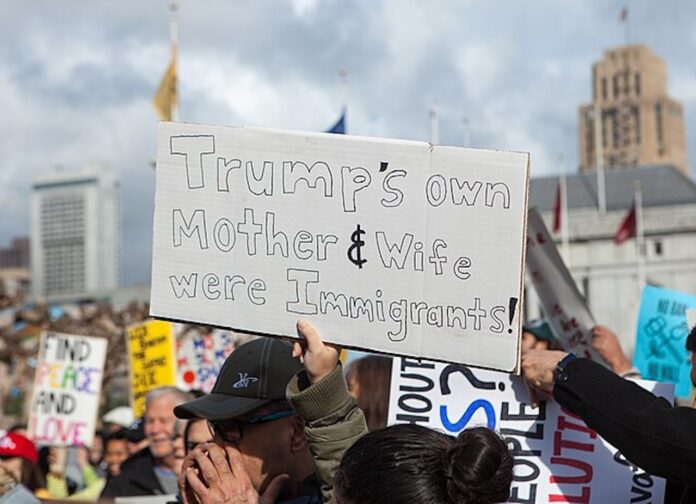 Una manifestazione pro immigrati durante l'amministrazione di Donald Trump. La madre di Donald Trump, Mary Anne MacLeod, nacque in Scozia e immigrò in America nel 1930 dove nel 1936 sposò Fred Trump, il padre dell'ex presidente. Altri legami di Trump con immigrati includono la prima e la terza moglie. Ivana, la prima moglie, nacque in Cecoslovacchia e Melania in Slovenia. L'attuale moglie di Trump non partecipa alla campagna elettorale del marito.