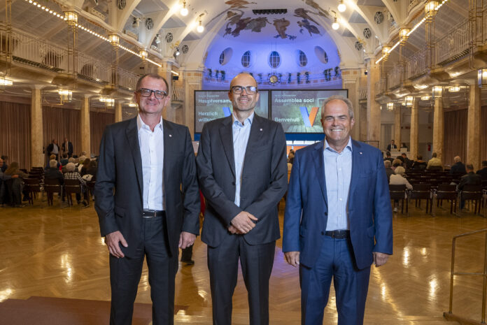 Volksbank, assemblea a Merano: da sx Vicepresidente Giuseppe Padovan, Presidente Lukas Ladurner e Vicepresidente Lorenzo Salvà