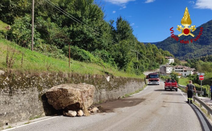 Il masso caduto sulla sp81 a Posina