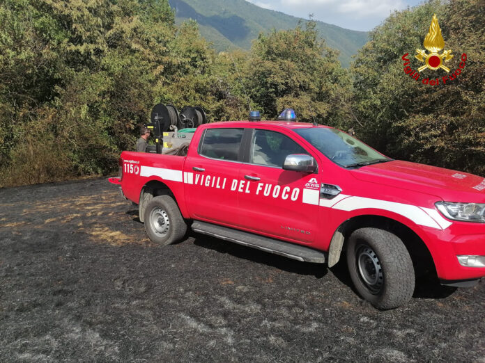 vigili del fuoco a Caltrano per incendio sterpaglie