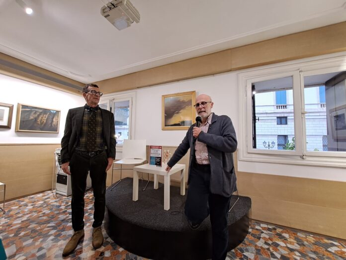 Alberto Galla introduce Umberto Marzotto alla presentazione del libro sul padre Pietro in... cucina