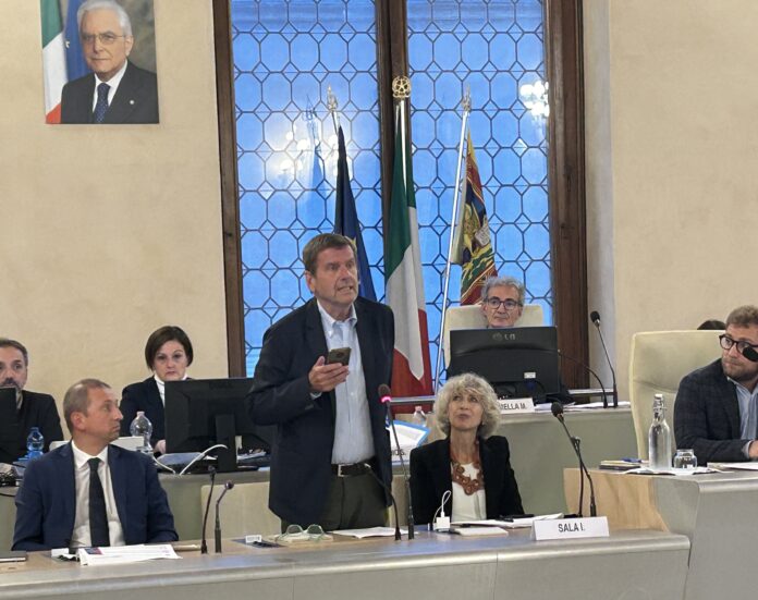 AGSM AIM in consiglio comunale di Vicenza, da sinistra consigliere delegato Alessandro Russo, Isabella Sala, vicesindaca, Federico Testa, presidente, e Giacomo Possamai, sindaco (foto ViPiu.it, Vicenzapiù Viva)