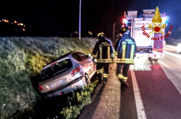 Auto in un fossato, intervengono Vigili del Fuoco