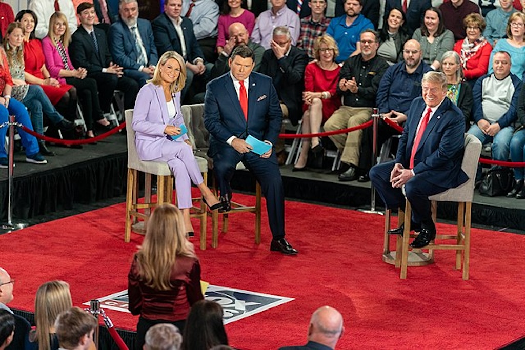 Bret Baier e Martha McCallum della Fox News durante un “town hall”, un incontro in cui il pubblico fa domande a Donald Trump.