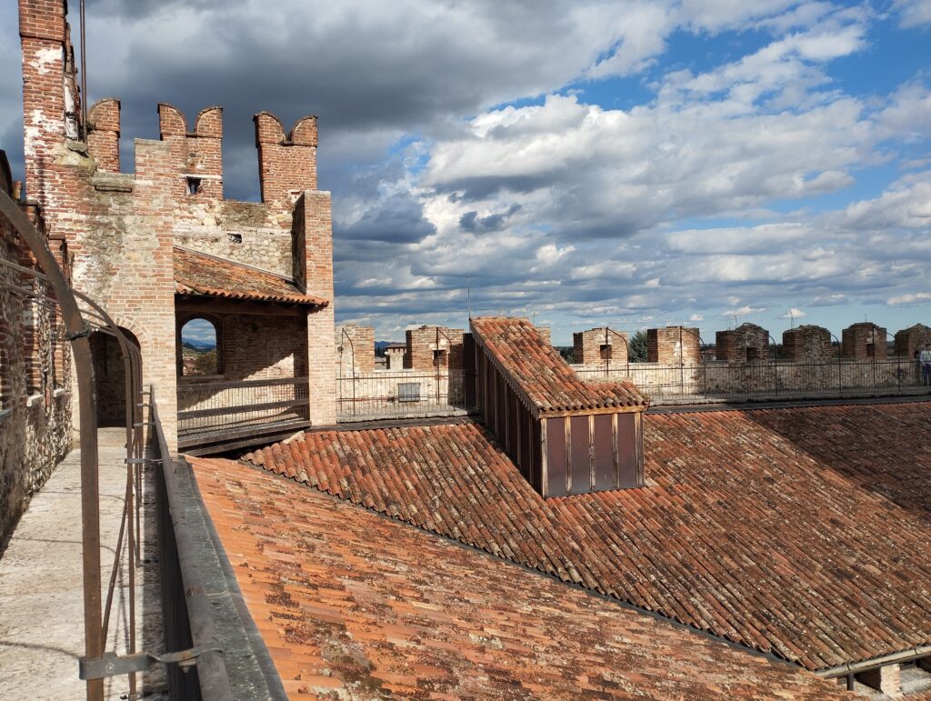 Camminamento sopra il Castello Inferiore. Foto m.c.