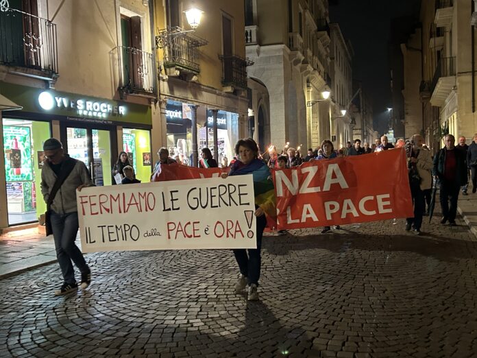 Fiaccolata per la pace a Vicenza venerdì 25 ottobre 2024 (foto ViPiu.it e VicenzaPiù Viva)