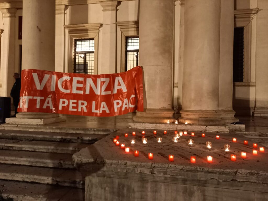 Fiaccolata per la pace a Vicenza, la conclusione all'ingresso di Palazzo Chiericati in piazza Matteotti