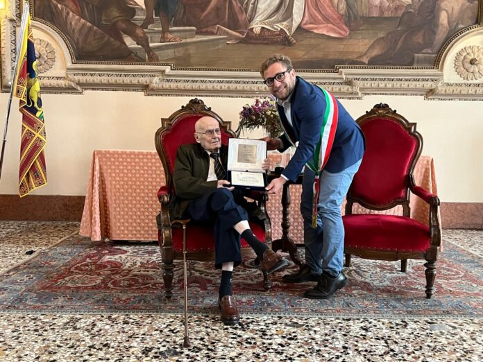 Il sindaco Possamai consegna la targa a Mariano Galla per i 100 anni