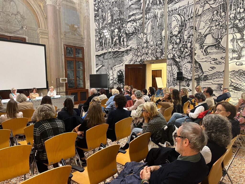 Il folto pubblico presente all'incontro sulla nuova biblioteca organizzato da Francesca Carli presidente di Sintesi APS