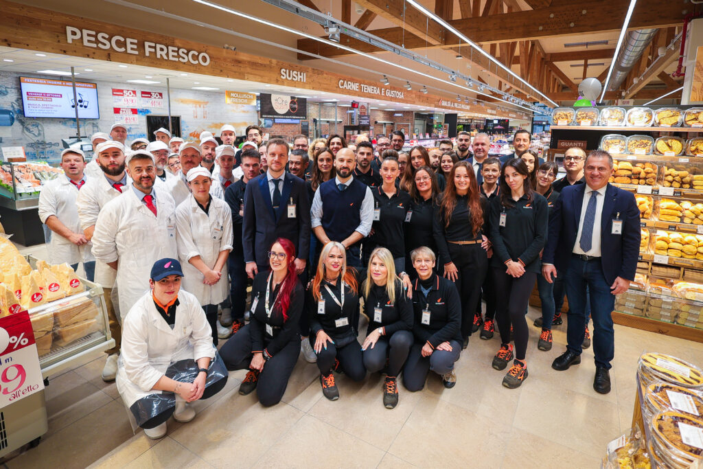 Il personale del nuovo supermercato Alì in Strada delle Cattane a Vicenza