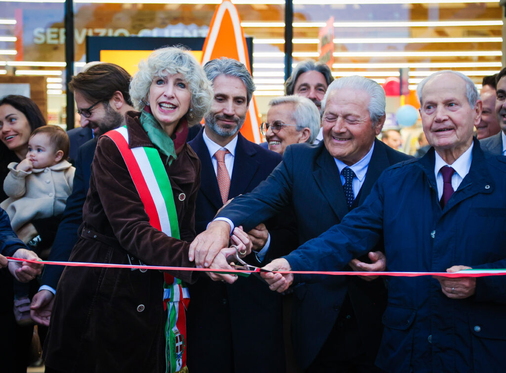 La vice sindaco Isabella Sala taglia il nastro