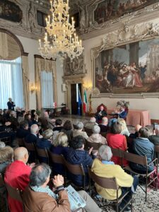 consegna targa a Galla sala stucchi