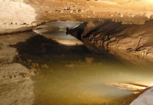 L'acqua nella grotta delle Anguane