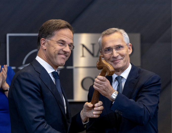 Mark Rutte, nuovo segretario generale della Nato, nella cerimonia del martelletto col predecessore Jens Stoltemberg