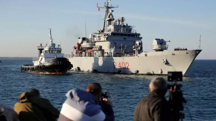 Nave militare italiana arriva in Albania con 16 migranti (foto La Stampa)