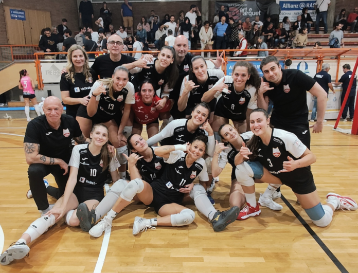 L'esultanza della Volksbank Vicenza Volley dopo la vittoria inaugurale a Forlì