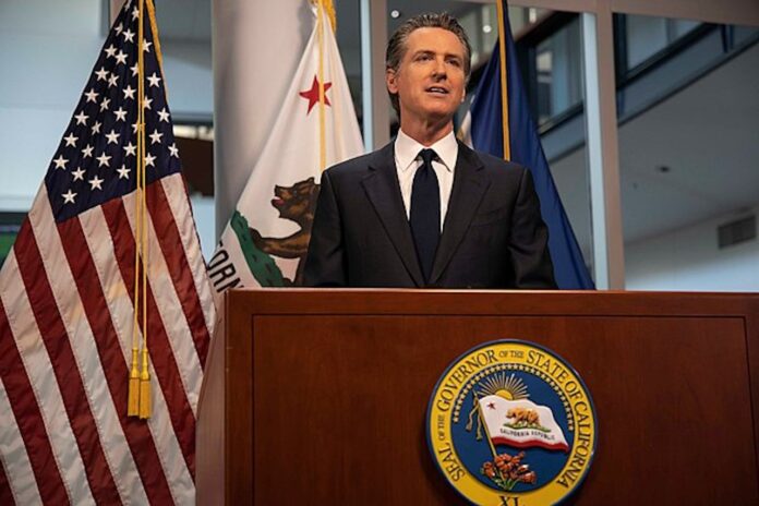 Il governatore della California Gavin Newsom, democratico, in generale favorisce aumenti al salario minimo ma non si à ancora espresso sull'ultimi referendum, Proposition 32, che aumenterebbe il salario minimo a 18 dollari per tutti i californiani.