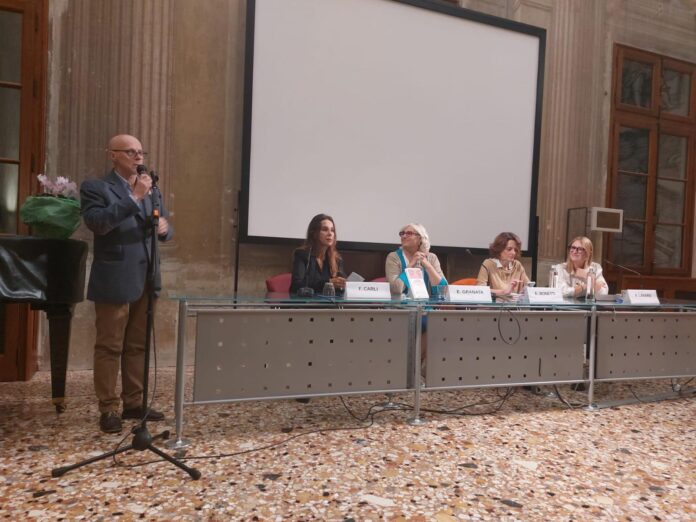 Il presidente della Bertoliana, Alberto Galla, introduce l'incontro sulla nuova biblioteca organizzato da Francesca Carli, alla sua sinistra, presidente di Sintesi APS