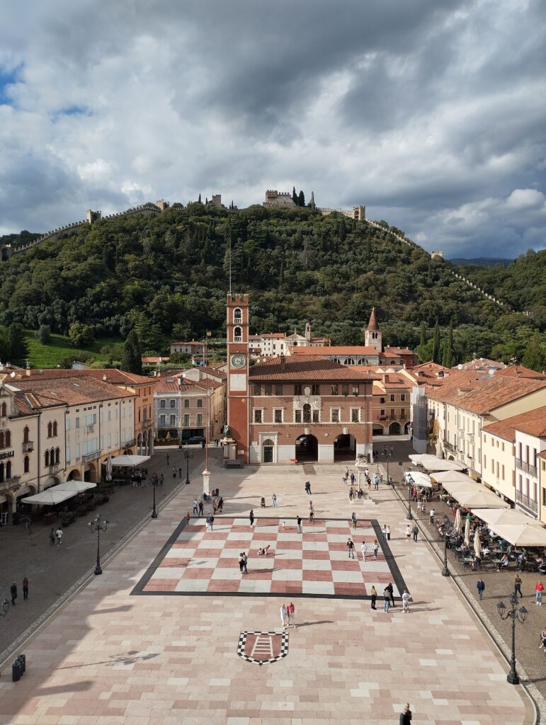 Piazza degli scacchi e Castello Superiore. Foto m.c.