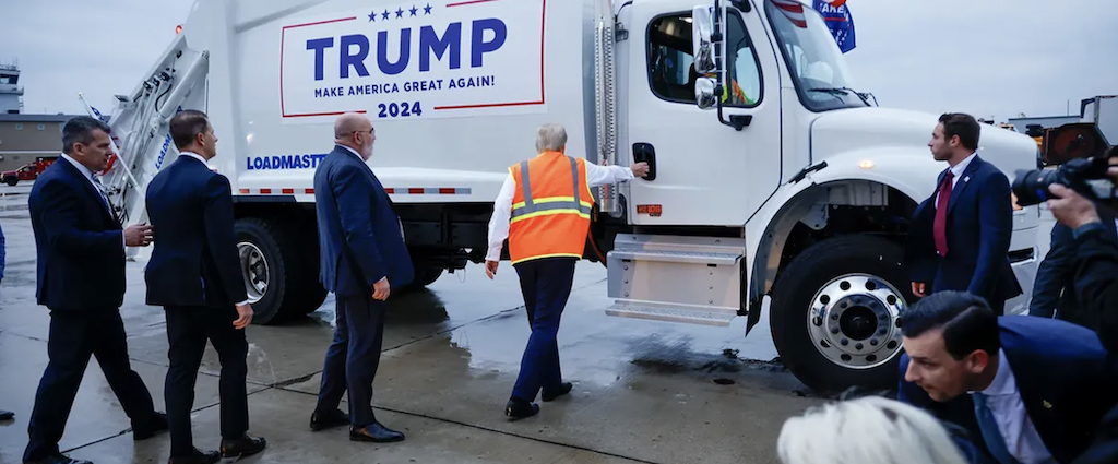 Donald Trump ha ripetutamente asserito che gli Stati Uniti con i democratici sono divenuti un paese di spazzatura. Nella foto entra in un camion di spazzatura ma dalla parte del passeggero e non dell'autista. 