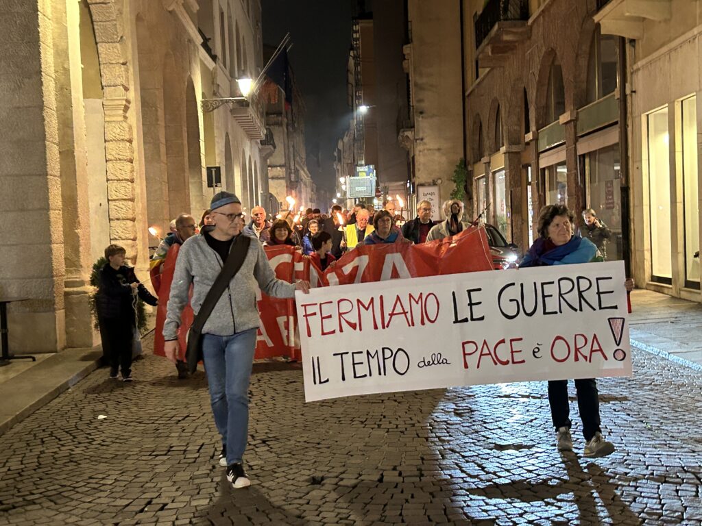 Vicenza sfila per la pace in Ucraina e in Medio Oriente (foto ViPiu.it e VicenzaPiù Viva)