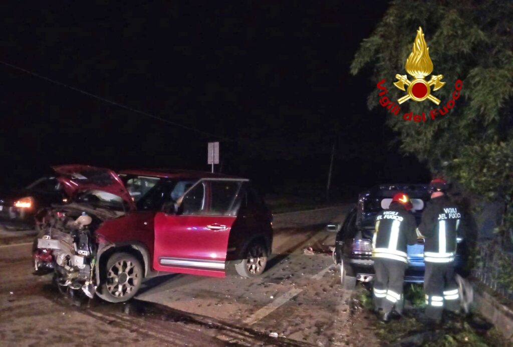 Vigili del fuoco intervengono dopo incidente fra due auto a Villaverla