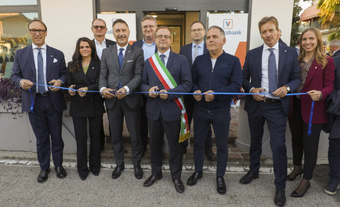 Inaugurazione Volksbank Albignasego, da sx a dx In foto Roberto Pastorello, titolare della filiale capofila di Padova; Cristiana Vettorato, collaboratrice della filiale di Albignasego; Giuseppe Padovan, Vicepresidente, Michele Bonesso, Direttore Area Padova. Alberto Naef, Direttore Generale, Filippo Giacinti, Sindaco, Enrico Lancerotto, collaboratore filiale, Gregori Bottin, Vice sindaco, Carlo Prearo, titolare filiale ed Erika Barbieri, collaboratrice filiale