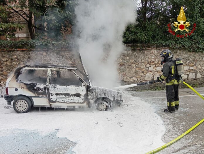 Vigili del fuoco intervengono per auto bruciata a Thiene