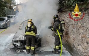 vigili del fuoco auto in fiamme