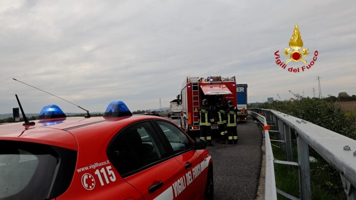 Vigili del fuoco in A31 per principio d'incendio