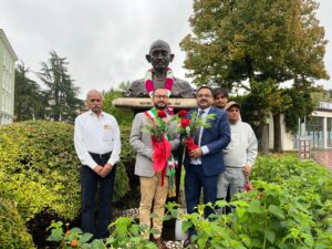 cerimonia davanti alla statura di Gandhi in Campo Marzo