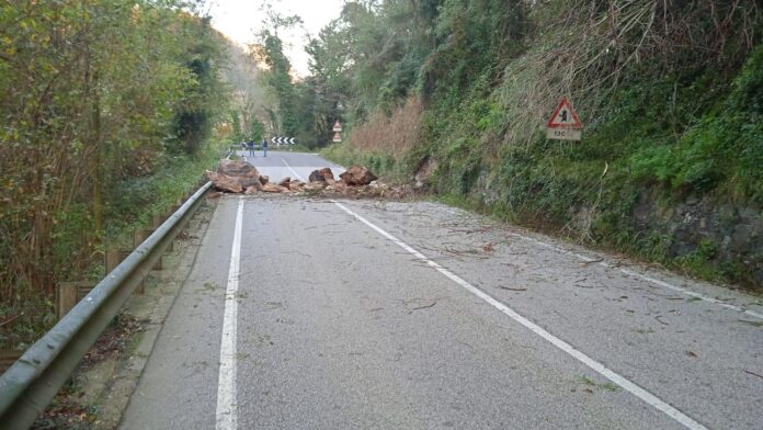 Frana a Torrebelvicino, tecnici Viabilità al lavoro per riaprire la provinciale