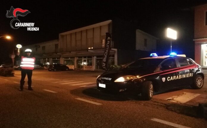 carabinieri di valdagno arrestano giovane che prima tenta fi corromperli e poi li aggredisce