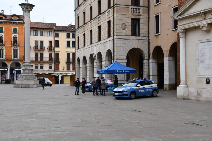 Questo non è amore, il punto informativo in piazza dei signori 24 novembre