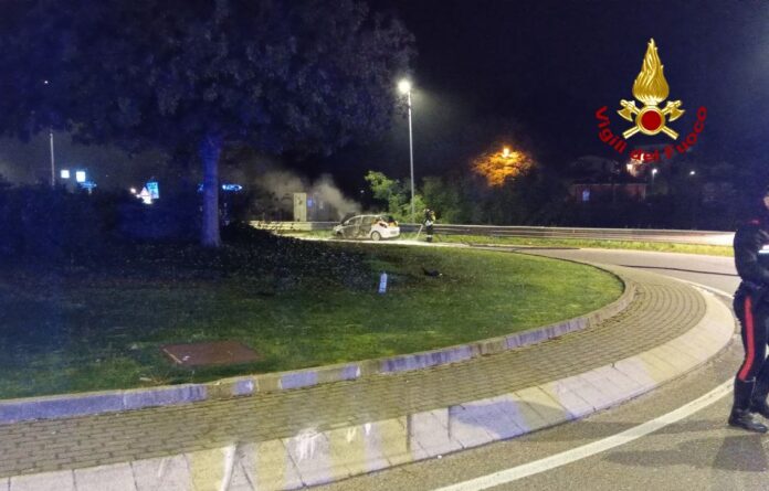 Auto in fiamme ad Arzignano, Vigili del fuoco le spengono