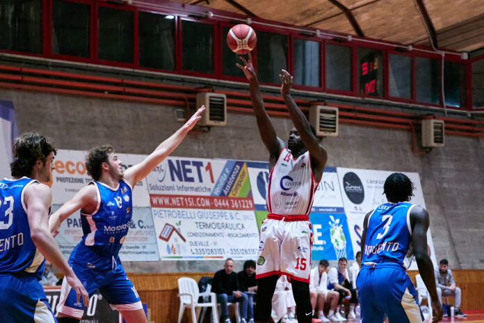 Curtis Nwohuocha (Civitus Vicenza) al tiro contro l'Agrigento