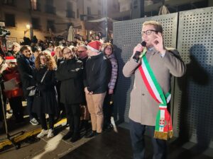 Albero di natale in piazza e sindaco Possamai