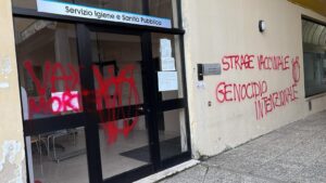 Le Scritte no vax sulla sede vaccinale dell'Ulss 8 in via Albinoni