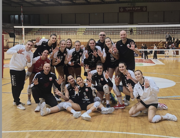 L'esultanza della Volksbank Vicenza Volley a Jesi