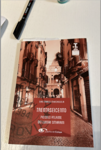 “Trentaseicento. Piccolo atlante dei luoghi smarriti” di Gian Marco Mancassola accanto ai miei strumenti di lavoro, finalmente dimenticati per... leggere quest'opera prima