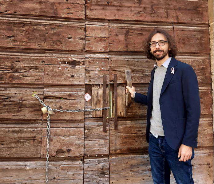 Stefano Dal Pra Caputo davanti al portone del futuro Studentato di San Silvestro a Vicenza