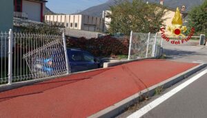 incidente a lugo, auto nel cortile