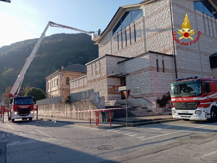 l'intervento dei vigili del fuoco alla Parrocchiale di Piovene Rocchette