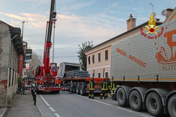 vigili del fuoco intervento a Grisignano per incidente camion