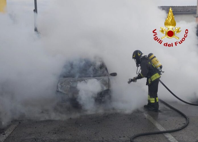 auto in fiamme a Rossano Veneto