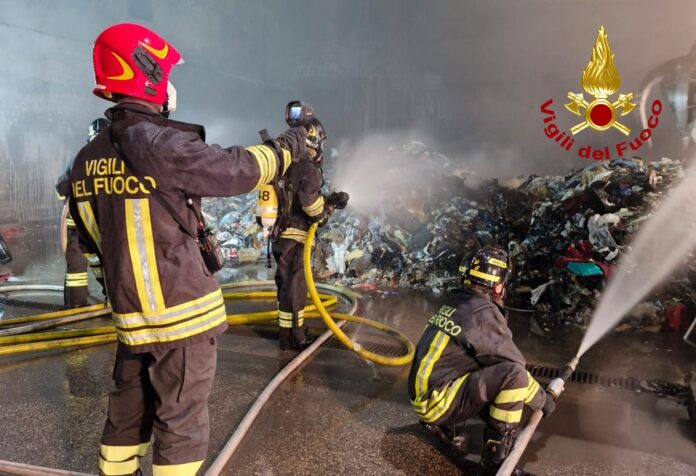 incendio rifiuti a monte crocetta