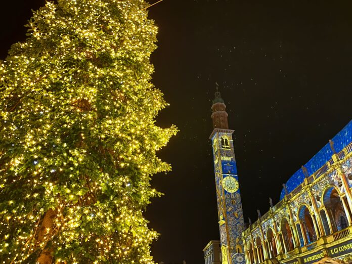 accensione dell'albero di Natale in piazza dei signori