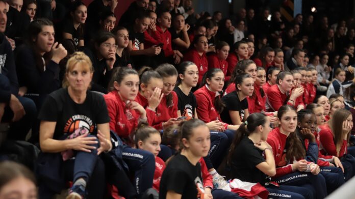 1 Uno scorcio del pubblico alla Volley Christmas Cup