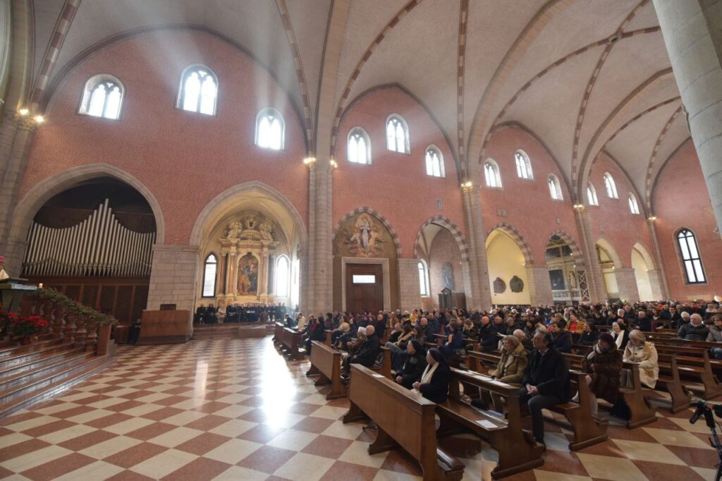 25 dicembre 2024, i fedeli nella cattedrale di Vicenza ascoltano l'omelia di mons. Giuliano Brugnotto